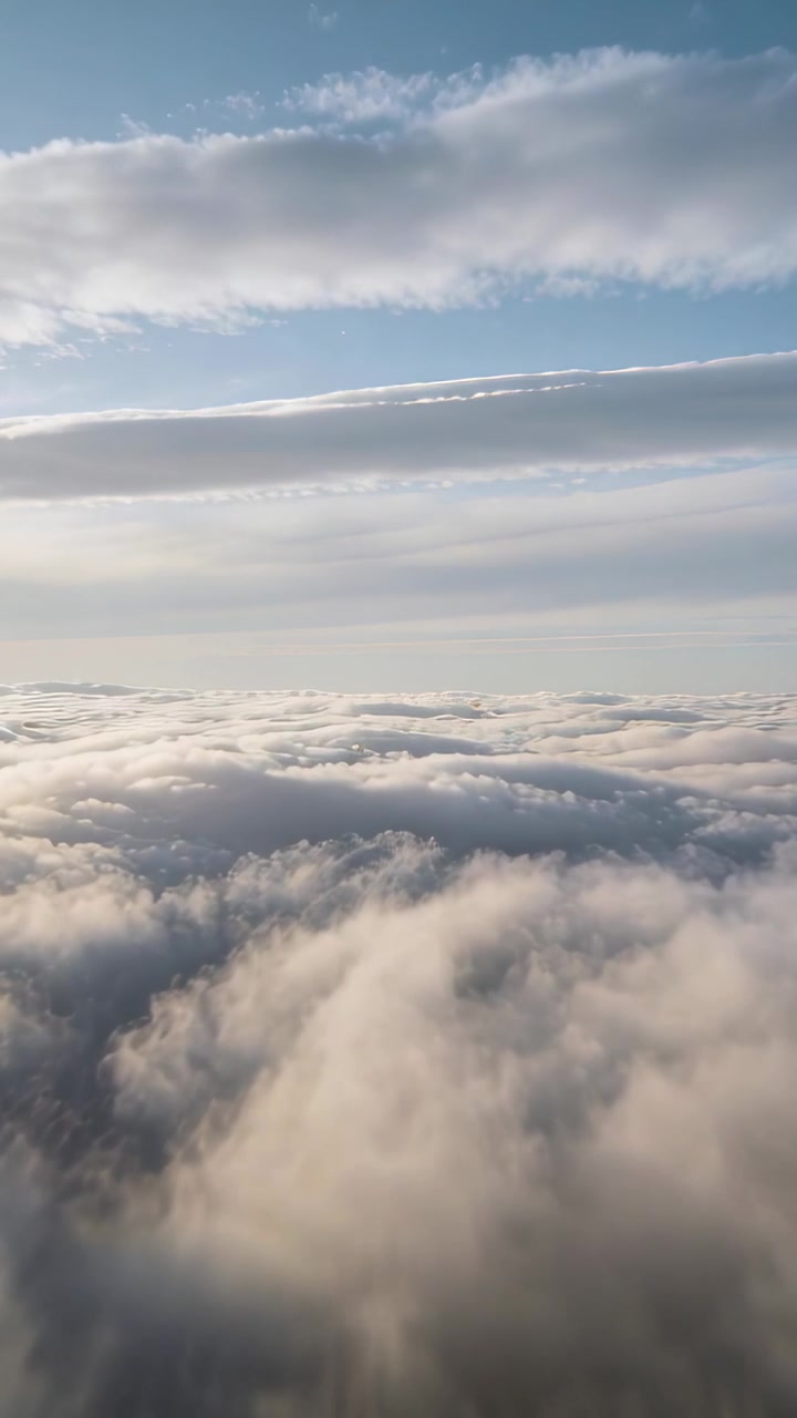 Vertikal video: Bevægeligt luftfoto afslører et skydække, der viser dybere folder og en horisontlinje.