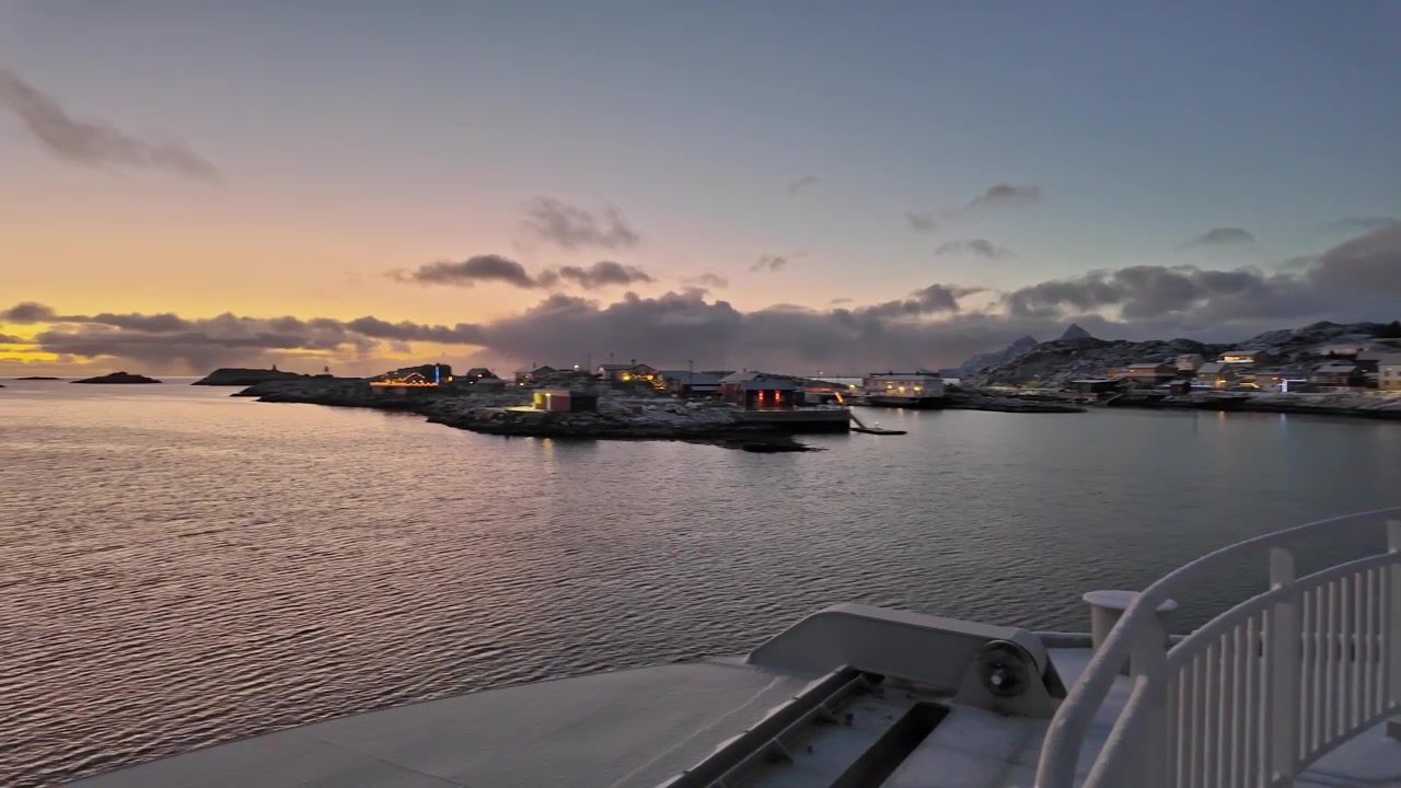 Vista de porto de inverno de um navio em Lofoten, Noruega, ao anoitecer