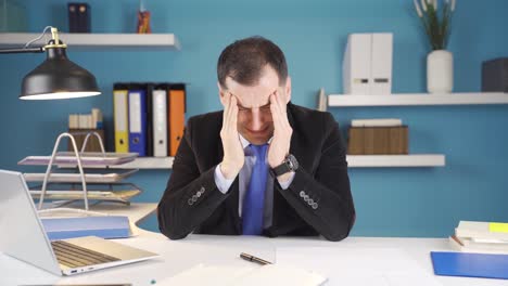 el hombre de negocios recibe malas y angustiosas noticias en la computadora portátil está molesto y llorando.