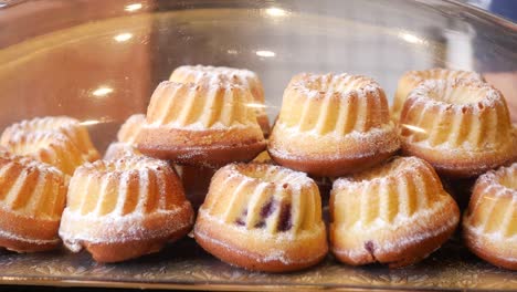 cerca de una pila de pasteles de goma frescos