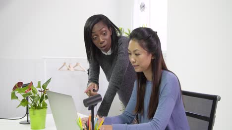 Verfolgung-Früherer-Frauen,-Die-Am-Laptop-Arbeiten