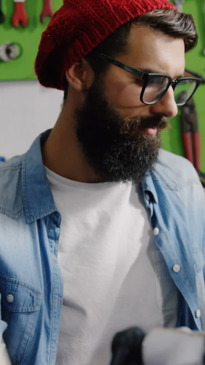 mecánico reparando bicicletas en el taller