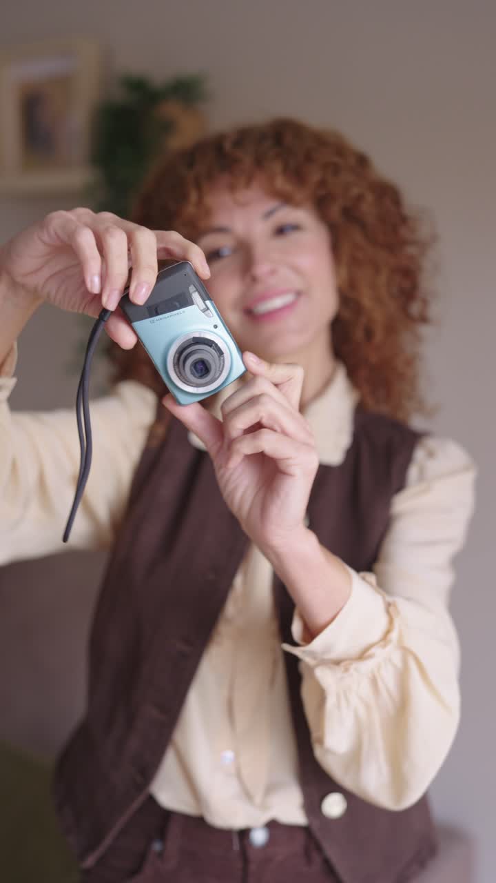 Donna con una fotocamera digitale