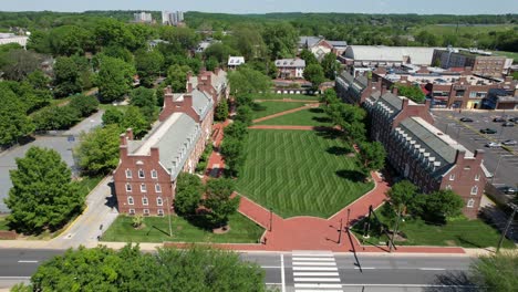 Universidad-De-Delaware-Drone-Verano-Día-Soleado