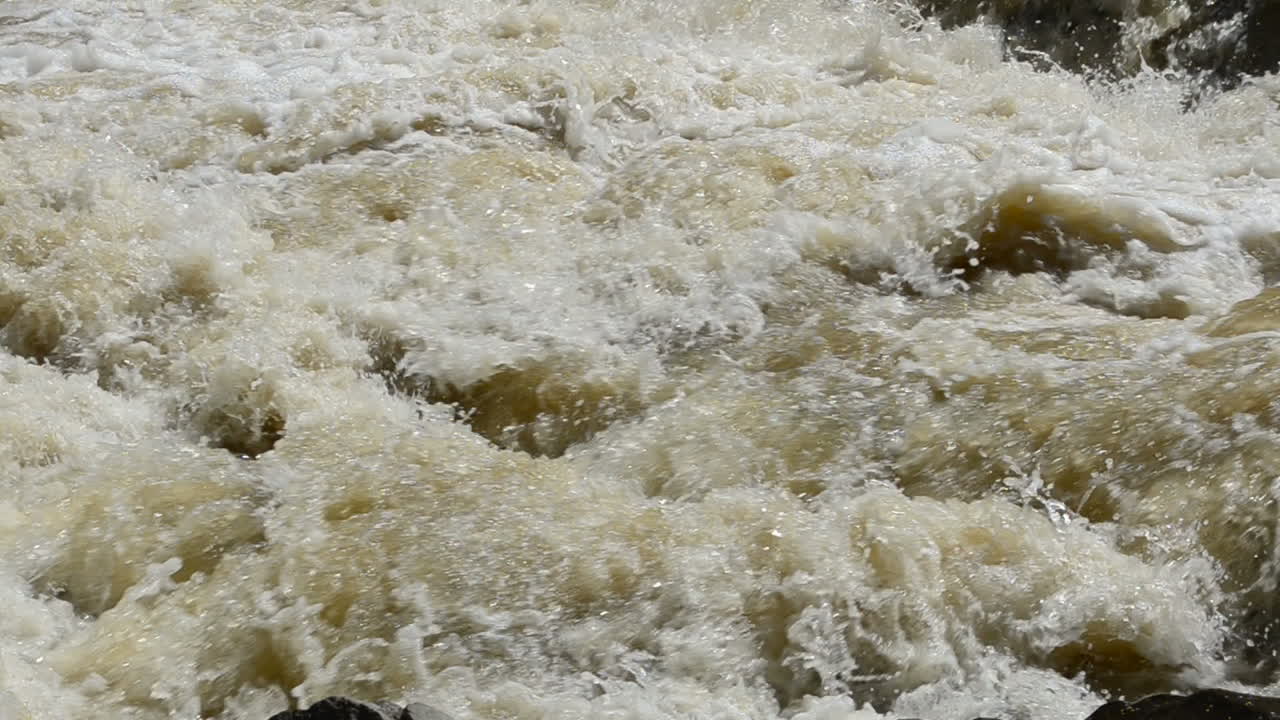 Reißende Ströme des Gebirgsflusses. Wasser und Steine, Flusslauf