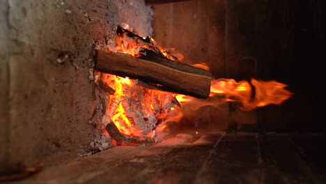 haciendo brasas de madera para la parrilla de estilo argentino