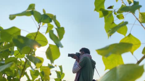 Konzentrierter-Fotograf,-Der-Mit-Einem-Langen-Objektiv-In-Der-Natur-Fotografiert