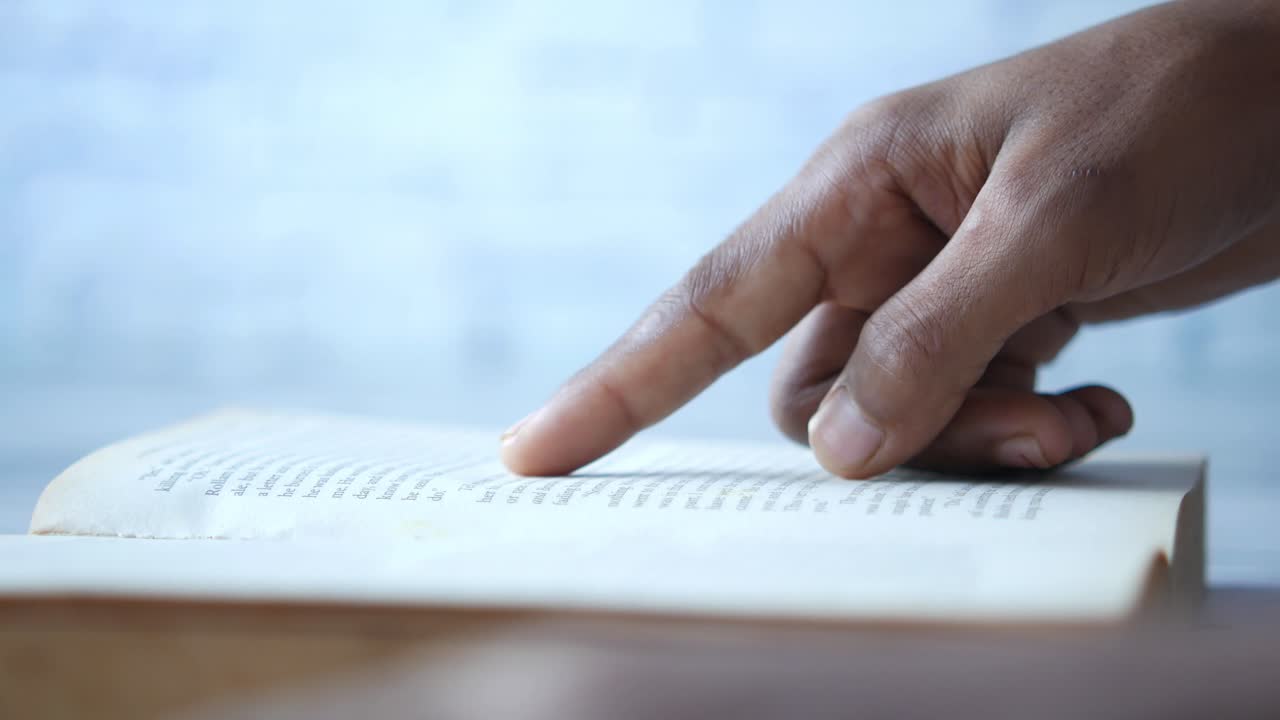 persona que lee un libro abierto