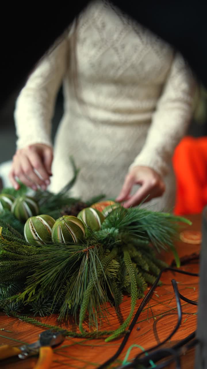 haciendo una corona de navidad