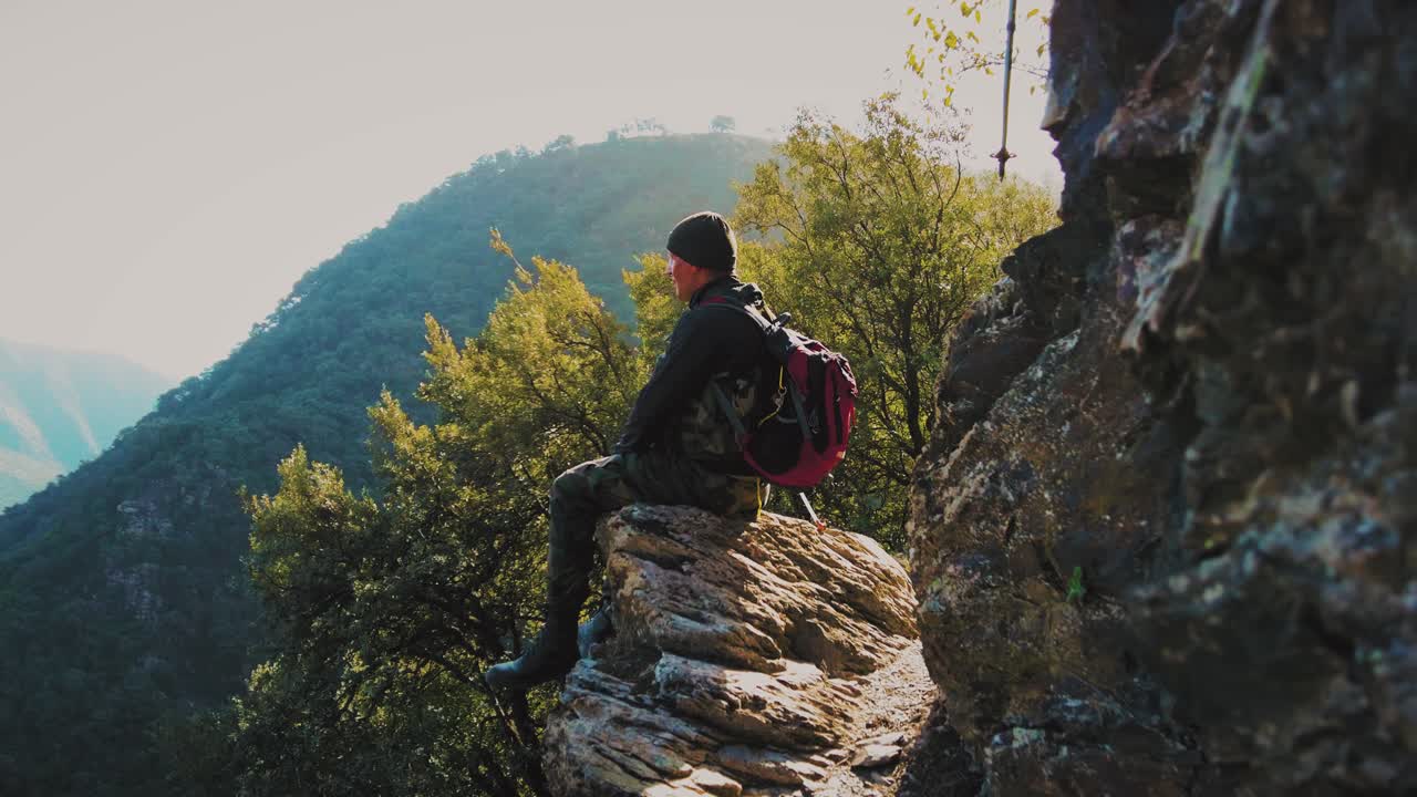 un excursionista caminando por las montañas del atlas de argelia