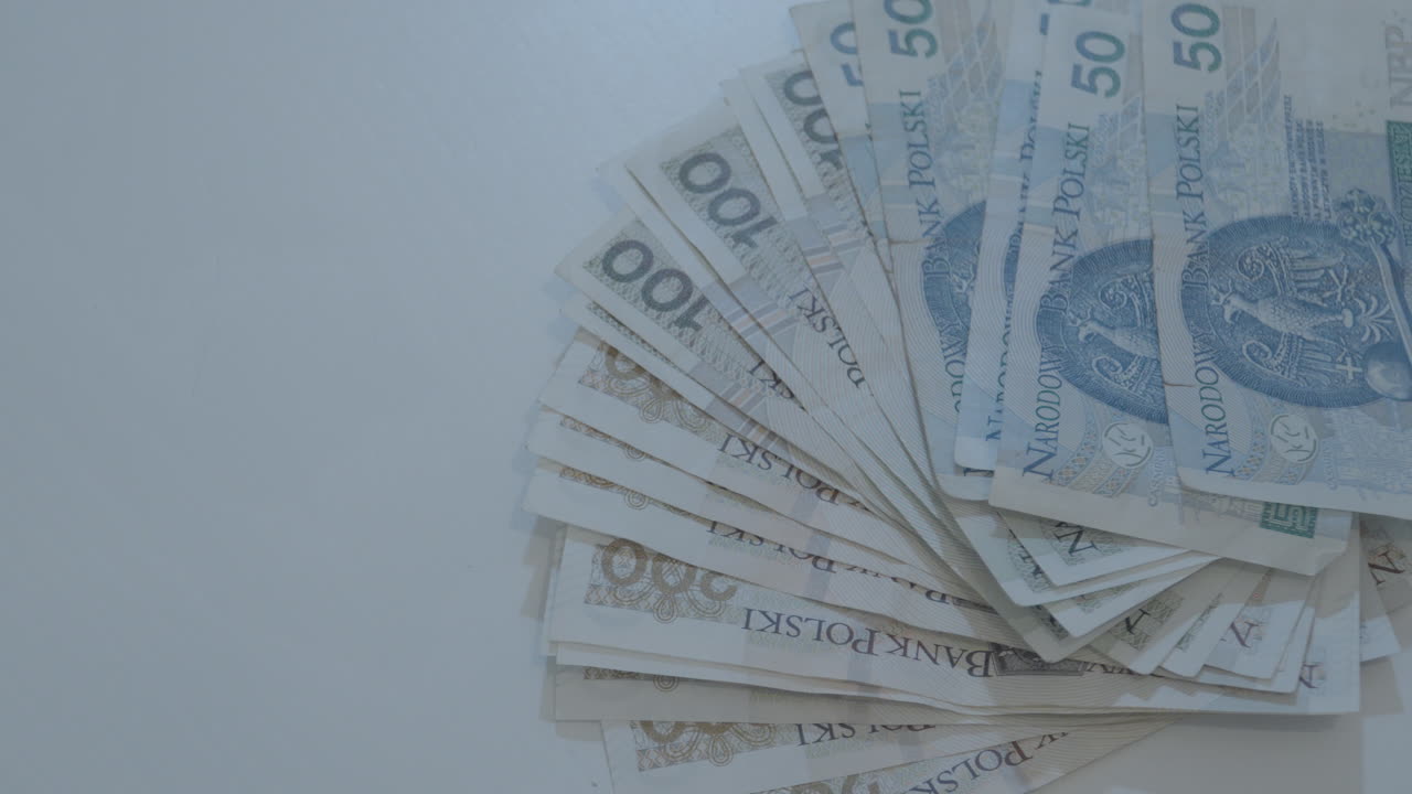 Nærbilde ovenfra av ulike polske pengesedler vifteformet på et bord