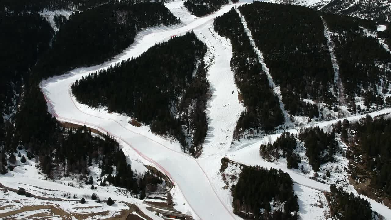 Vedute aeree di stazioni sciistiche, paesaggi diversi e spettatori ad Andorra durante i tempi del Covid