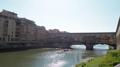 4k-Hermosa-Vista-Del-Famoso-Ponte-Vecchio-En-El-Río-Arno-Con-Un-Bote-En-Góndola-Al-Atardecer