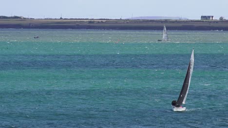 Segeln-An-Der-Waterford-Mündung-Mit-Der-Wexford-Küste-Im-Hintergrund-An-Einem-Sonnigen-Herbsttag