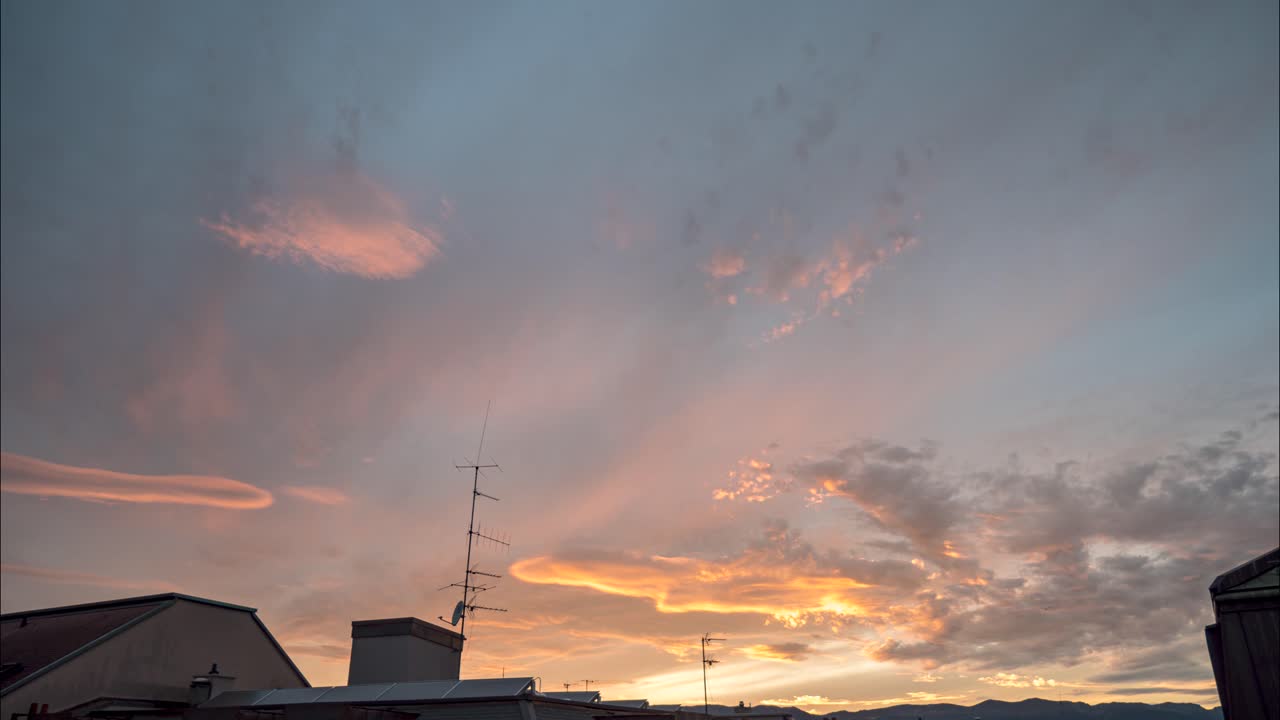 도시 옥상 위로 극적인 일몰의 놀라운 저속 촬영