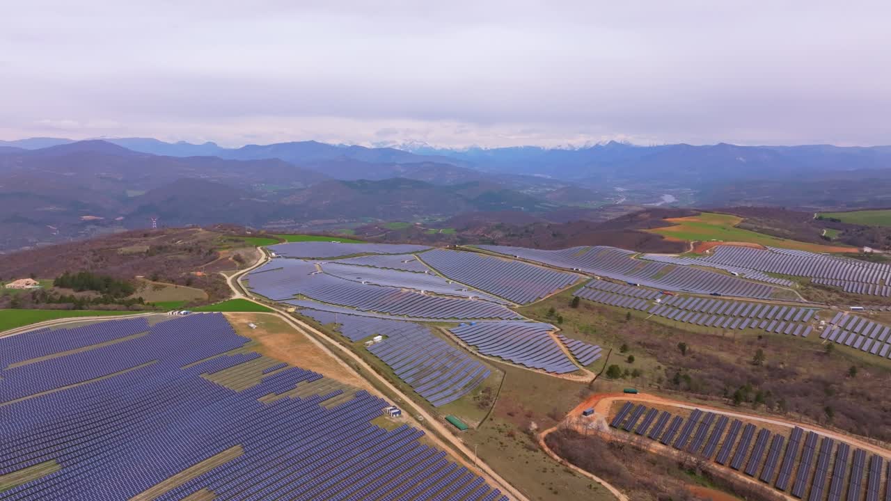 広々とした田園地帯で発電するソーラーパネルの空撮