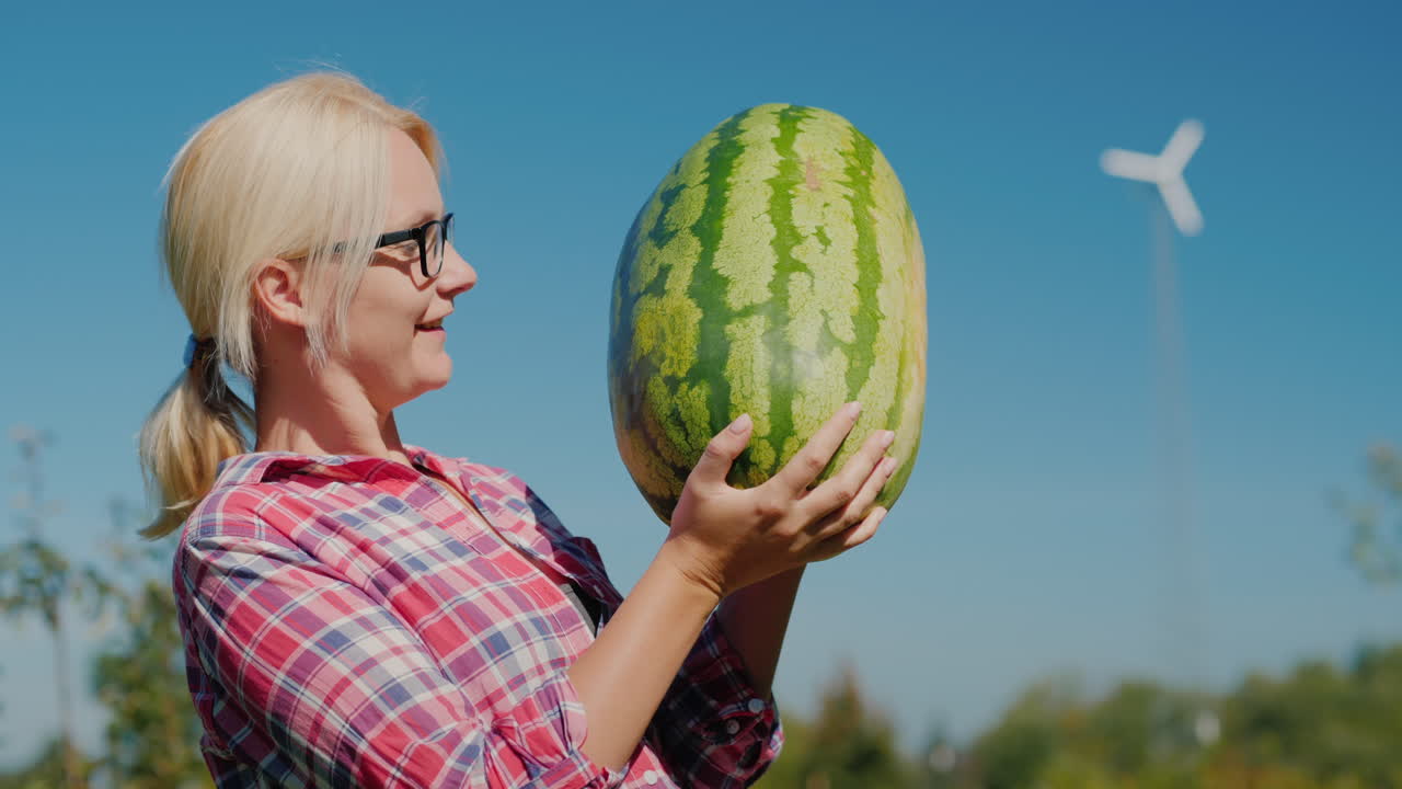 mujer feliz sosteniendo sandía