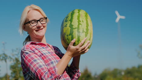 Glückliche-Frau-Mit-Wassermelone