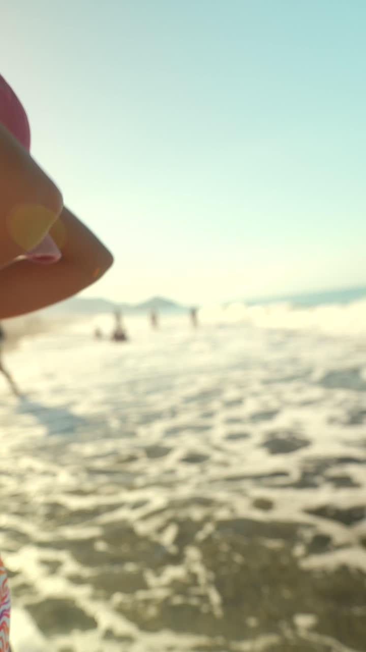 해변에서 해가 지는 것을 즐기는 여자