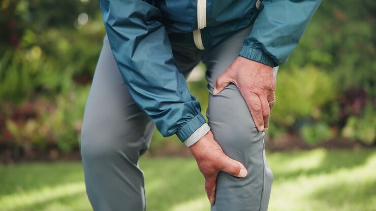 ชายที่มีอาการปวดเข่า