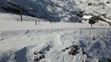 Vista-Aérea-De-La-Pista-De-Esquí-De-Una-Montaña-En-Los-Alpes-Suizos