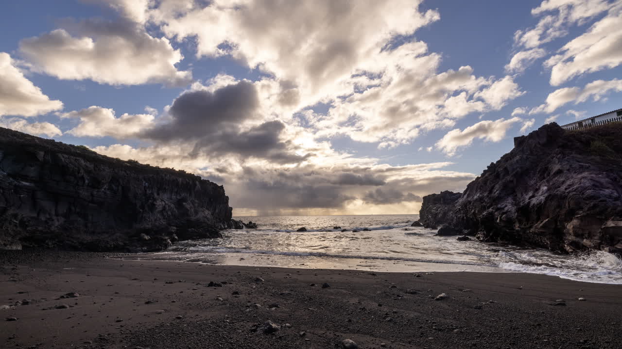 una playa en la playa de la palma al amanecer