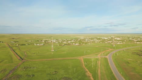 vastos campos rurales y carreteras en verano - disparo aéreo de drones