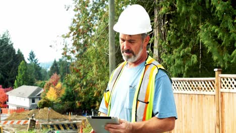 ingeniero que usa una tableta digital