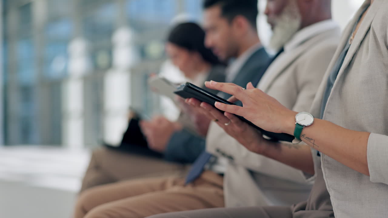 tecnología, línea y gente de negocios esperando