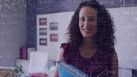animación de cálculos de matemáticas sobre una feliz maestra biracial en el aula