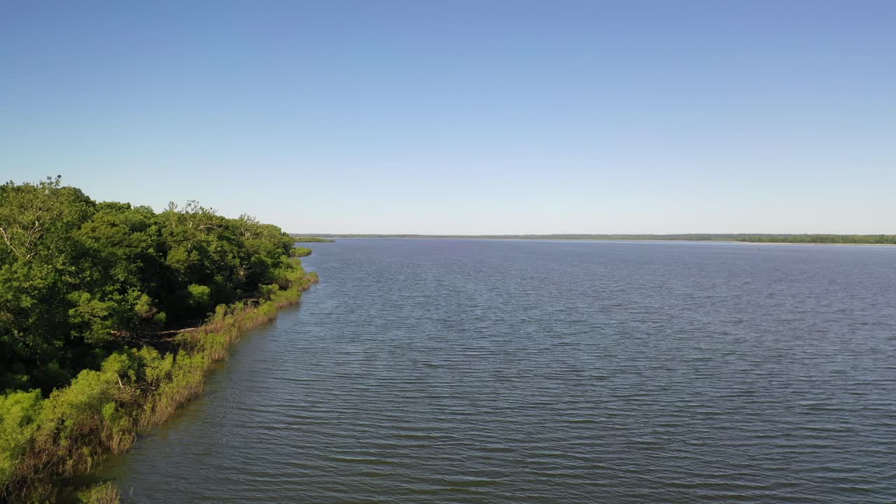 elevándose desde la carretera sobre la exuberante costa, antena hacia adelante