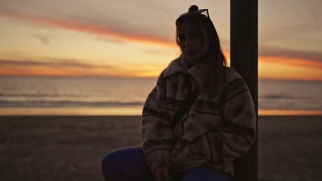 Nachdenkliche-Frau-In-Der-Abenddämmerung-Am-Strand