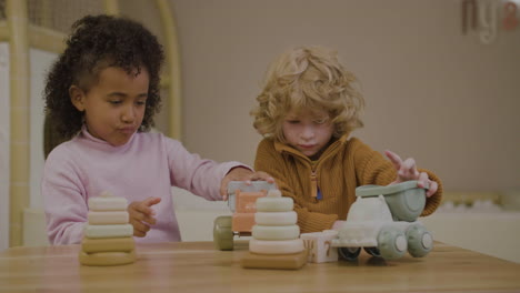 niños jugando con juguetes