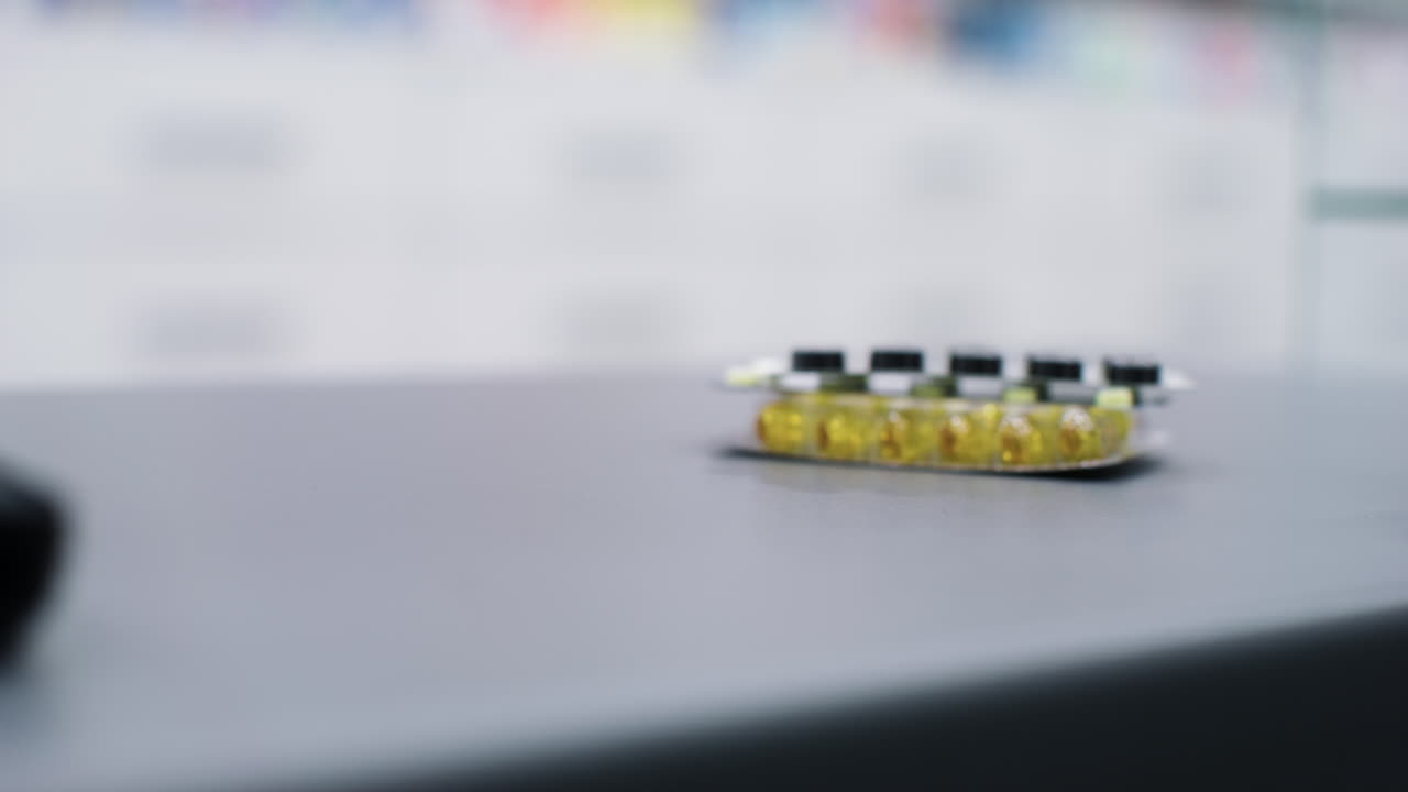 약사가 카운터에 약을 올려놓고 있다