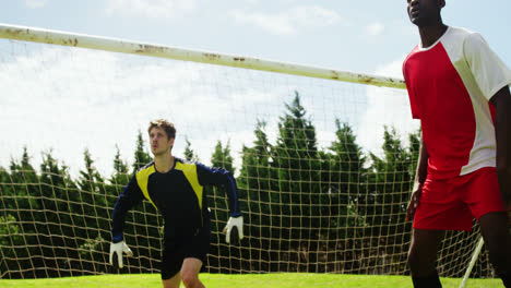 Zwei-Fußballspieler-Springen,-Um-Einen-Ball-Zu-Schlagen