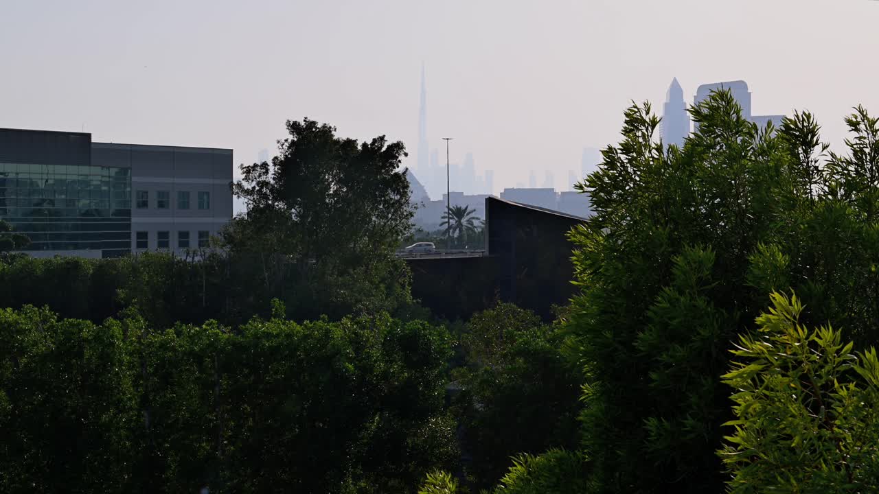 두바이에서 세계에서 가장 높은 건물인 부르지 칼리파의 웅장함을 목격할 수 있는 독특한 전망대.