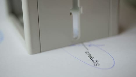 hombre de negocios estampando la tabla de documentos, director aprobando el contrato, papeleo. notario público en la oficina estampando documentos. cerca. uhd 4k. hombre es aprobar documentos firmando y estampando papeles.