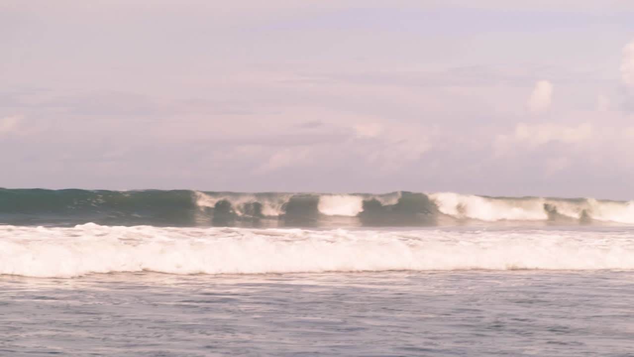 las olas del océano se deslizan y se rompen en la playa. vacaciones de verano, relajación y viajes. vacaciones, vacaciones, isla tropical de bali en indonesia. 4k, cámara lenta