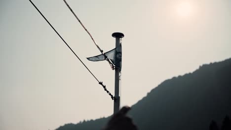 Persona-En-Un-Bote-Apuntando-Con-El-Dedo-A-La-Montaña-Al-Atardecer