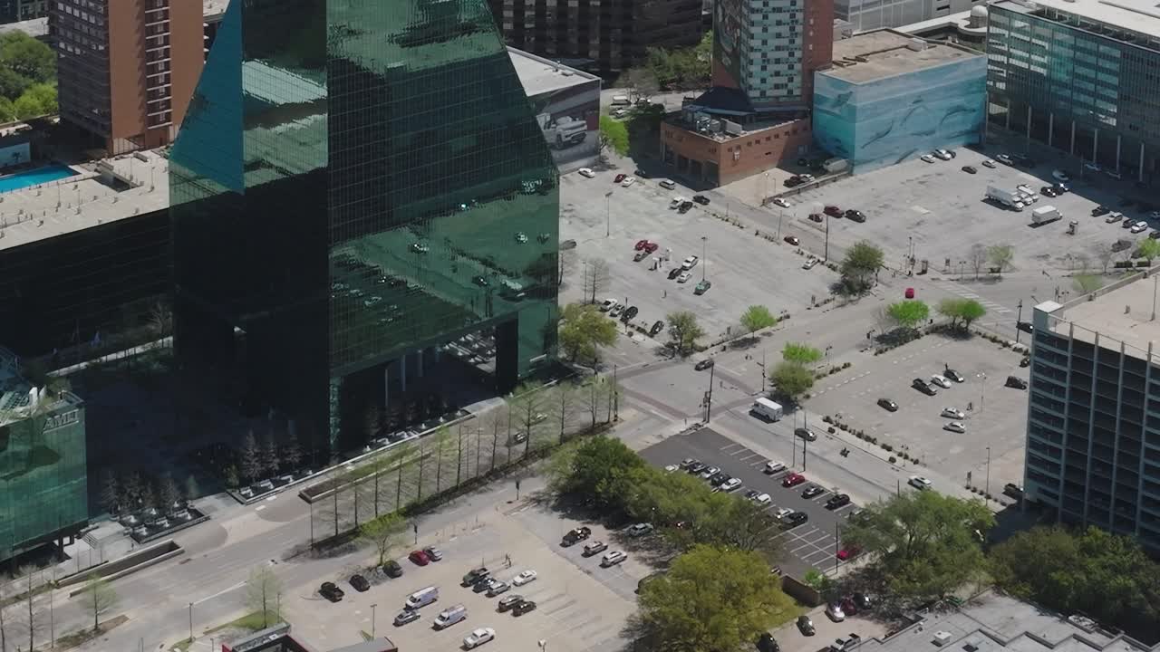 Vista del centro de Dallas con zonas de aparcamiento y edificios