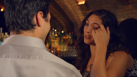 pareja disfrutando de una noche en un bar de cócteles, cámara lenta