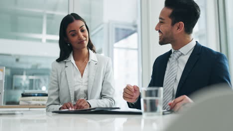 hombre de negocios, mujer y firma con apretón de manos