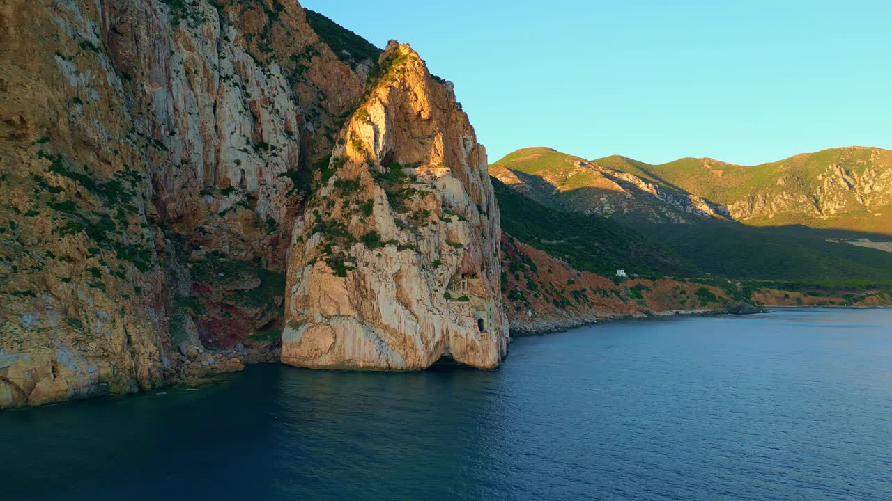 Ripresa cinematografica con drone di Porto Flavia, situato vicino a Nebida, Masua, Sardegna del Sud, Italia.