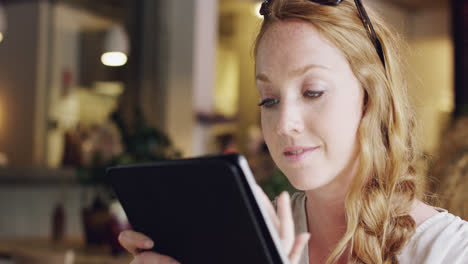 Hermosa-Joven-Usando-La-Pantalla-Táctil-Del-IPad-En-La-Cafetería