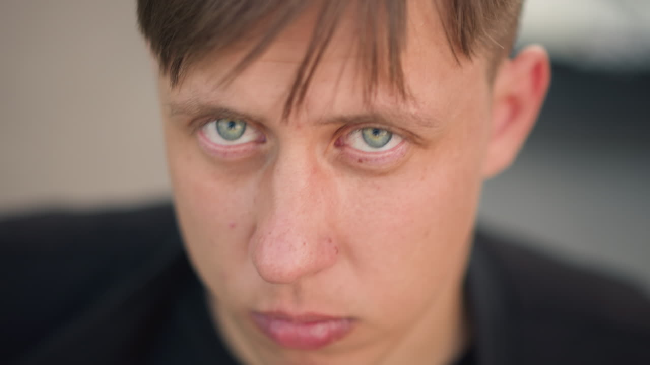 젊음이 느껴지는 인물 사진, 생각에 잠긴 젊은 남자의 클로즈업, 부드러운 초점의 초록색 눈을 가진 사색적인 젊은이, 부드러운 얼굴 디테일과 색조를 강조하여 촬영한 생각에 잠긴 젊은 남성