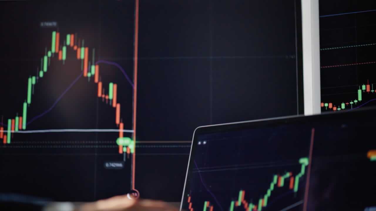 Monitor di laptop con grafici di dati in primo piano in un ufficio di broker. Un investitore studia i grafici