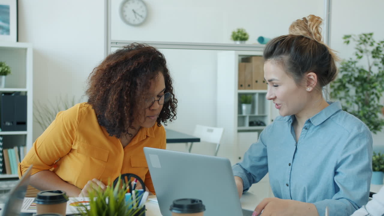 dos mujeres colaborando en una oficina moderna