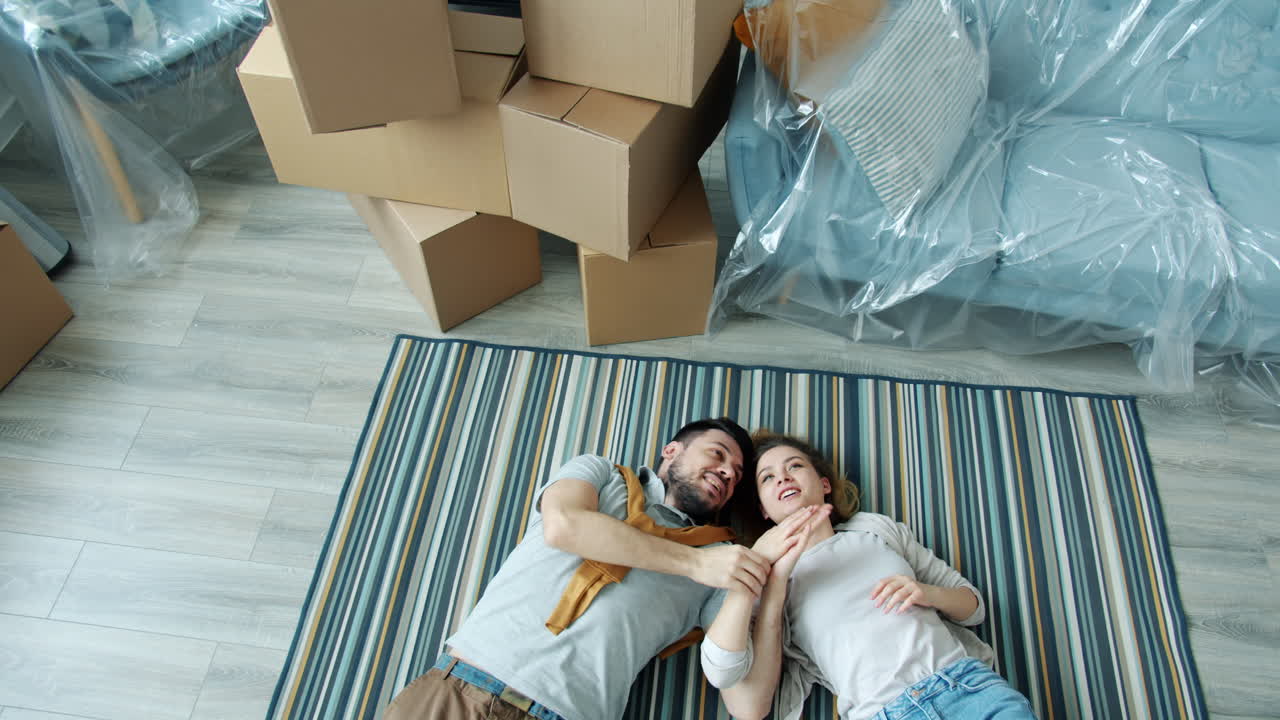 una pareja feliz se muda a su nuevo hogar.