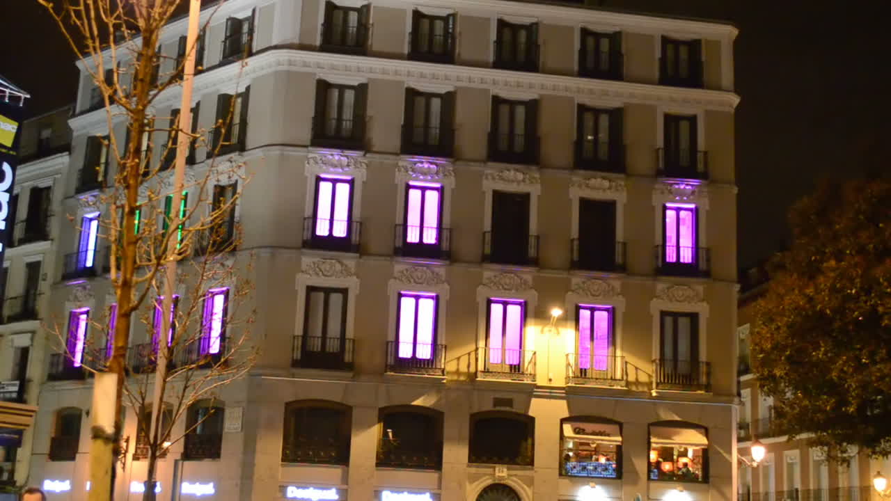 PLAZA DEL CALLAO. Hotel en la zona de Madrid. Habitaciones vacías parpadean