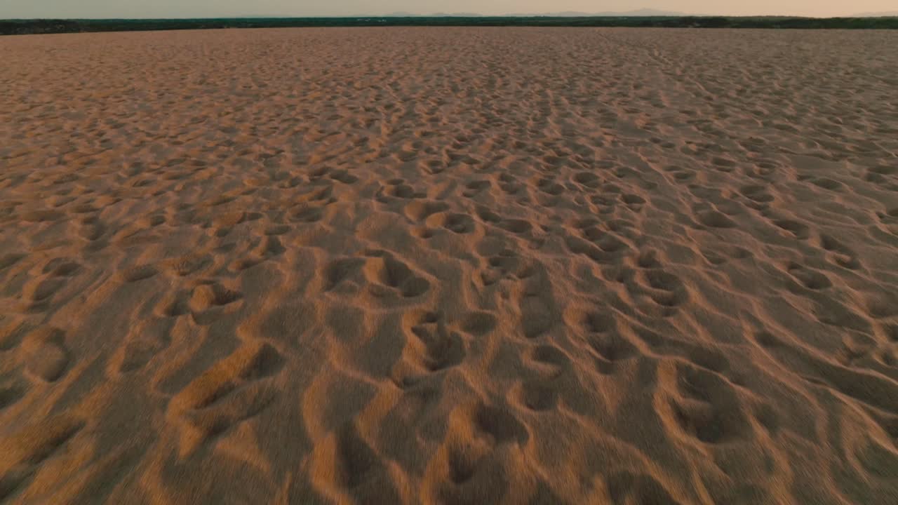 toma aérea a nivel del desierto panorámica hacia el horizonte, colombia, la guajira.